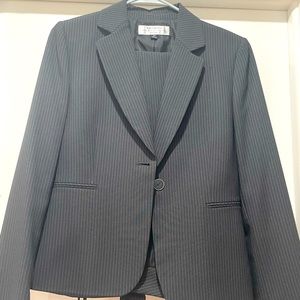 Tahari Size 6p woman’s suit